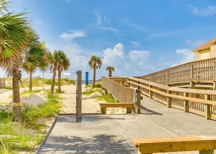 Holiday home W/ Pool: Walk To Beaches!