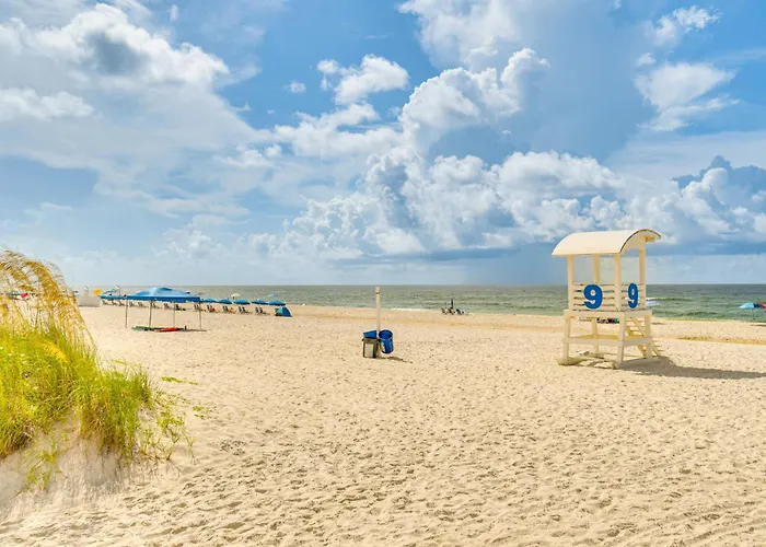 Holiday home W/ Pool: Walk To Beaches! Gulf Shores
