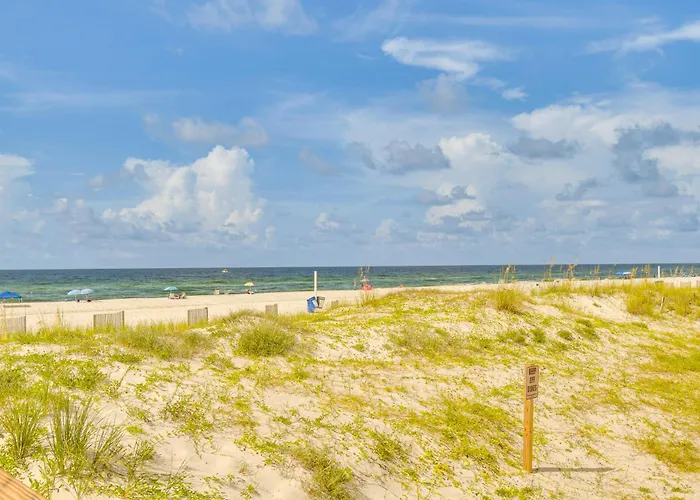 Holiday home W/ Pool: Walk To Beaches!