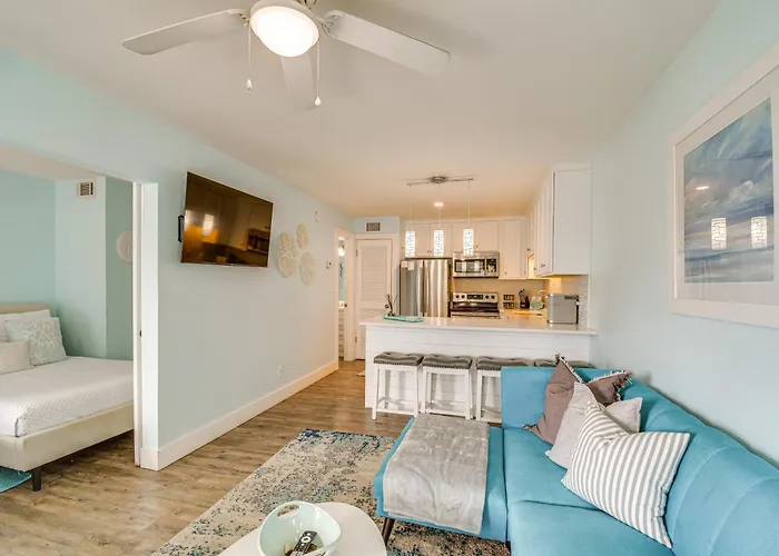 Holiday home W/ Pool: Walk To Beaches!