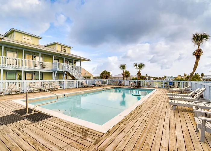 W/ Pool: Walk To Beaches! Holiday home