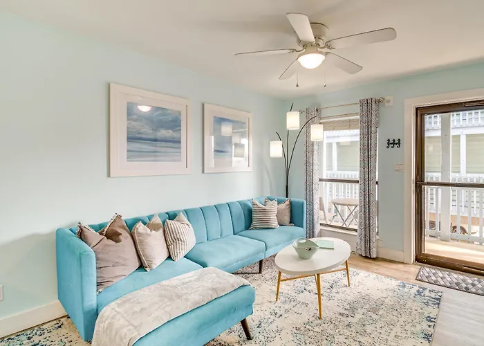 Holiday home W/ Pool: Walk To Beaches! Gulf Shores
