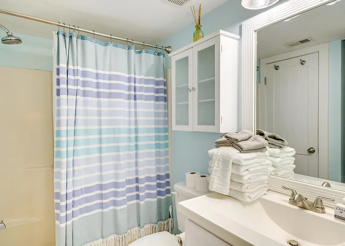 Holiday home W/ Pool: Walk To Beaches!