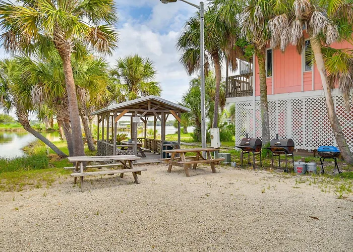 Holiday home W/ Pool: Walk To Beaches!