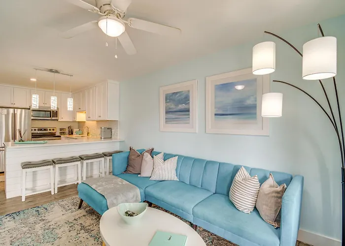 Holiday home W/ Pool: Walk To Beaches! Gulf Shores